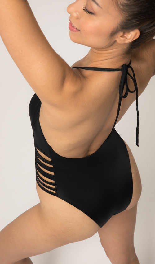 Seksowny czarny jednoczęściowy kostium kąpielowy z wycięciami