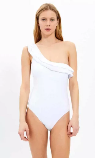 Biały, jednoczęściowy kostium kąpielowy na jedno ramię ozdobiony falbanką