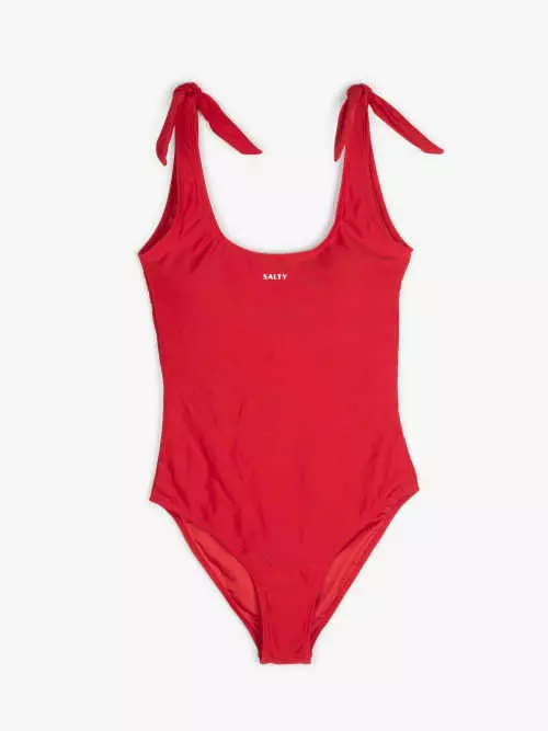 Czerwony kostium kąpielowy o klasycznym kroju