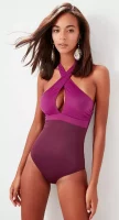 Fioletowy damski jednoczęściowy strój kąpielowy ze skrzyżowanymi ramiączkami na szyi